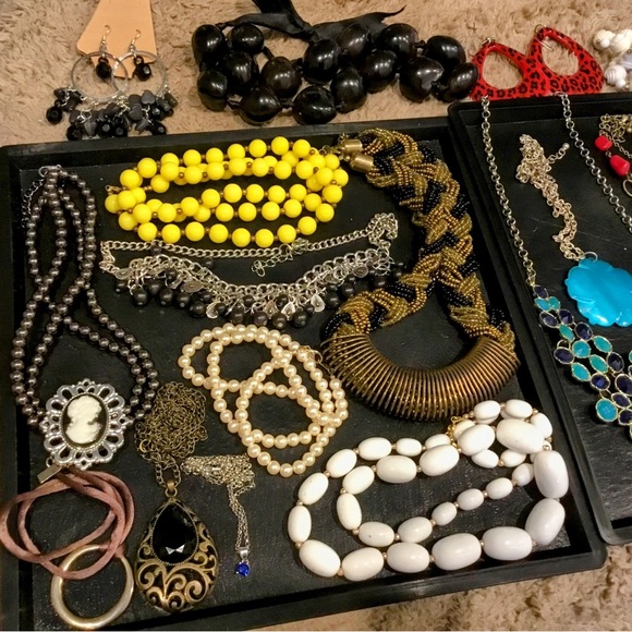 70 PIECES SELLERS BUNDLE All Wearable/Sellable 3.3 pounds - Picture 2 of 16